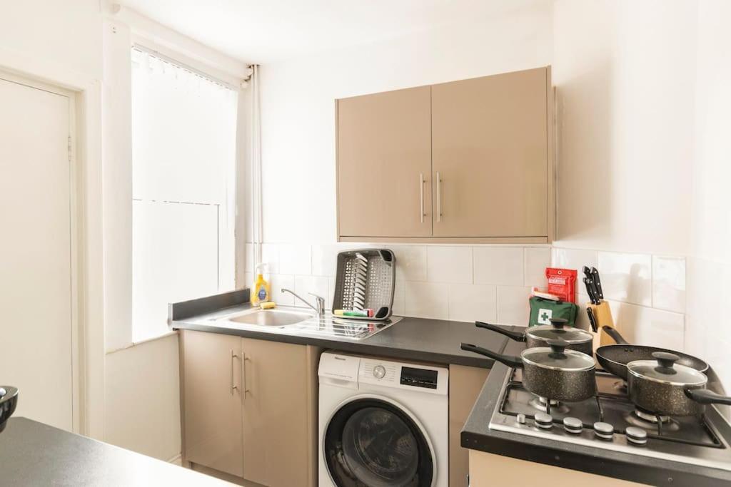 3-Bedroom Home In Liverpool L15 With Free Parking Eksteriør bilde